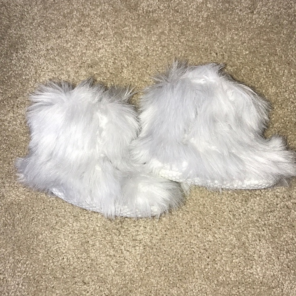 Adorable baby fuzzy boots (Like New!)